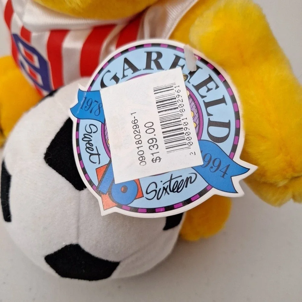 RARE Vintage 1994 PAWS D&G Enterprise Garfield Soccer #9 w/Ball Plush NWT - Picture 9 of 12